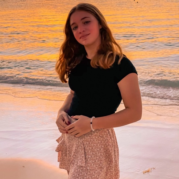 Profile Picture of Carlie Plitt (@carlieplitt) on Poshmark