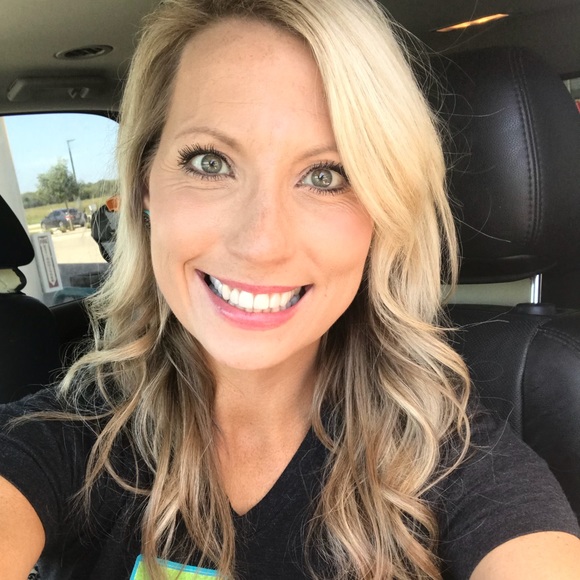 Profile Picture of Amanda Coffman (@amandacoffman84) on Poshmark