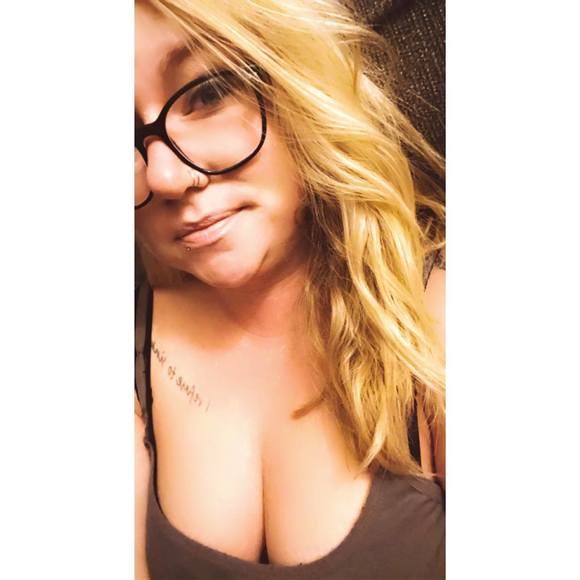 Profile Picture of Stephanie Heinzl (@sheinzl7) on Poshmark