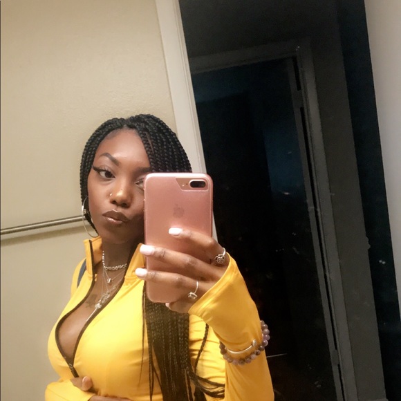 Profile Picture of Julia Whitehead (@juliaaroseeee) on Poshmark