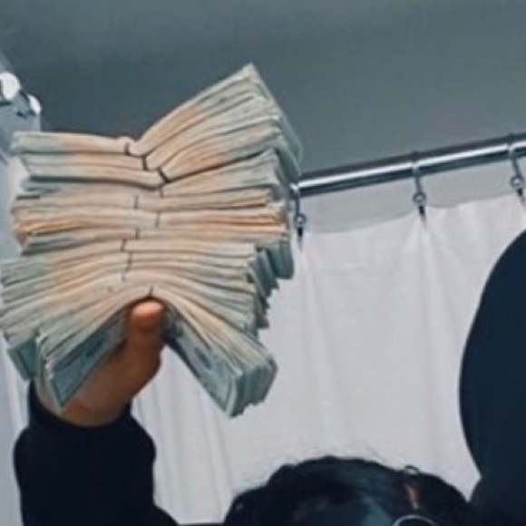 Profile Picture of Amir Miller (@amirmiller42) on Poshmark