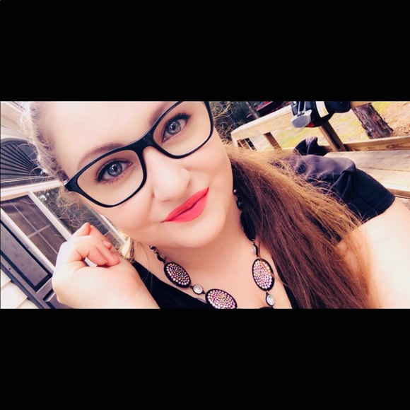 Profile Picture of Ashley Robichaux (@ashrenee1994) on Poshmark