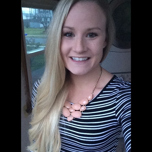 Profile Picture of Michelle Lenares (@mvining127) on Poshmark