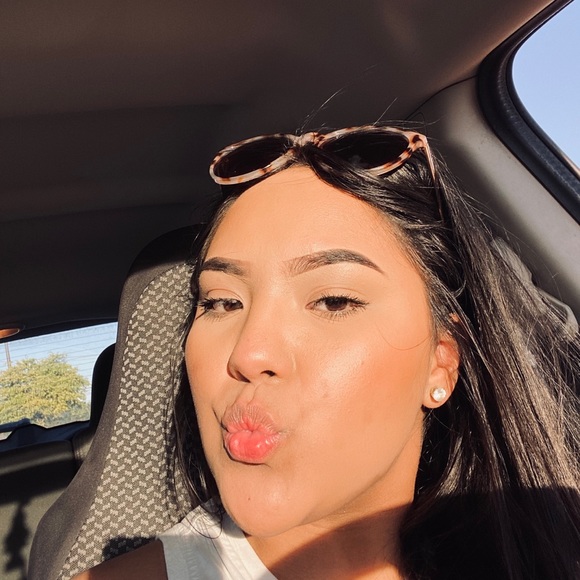 Profile Picture of Elayah Baladez (@elayahb01) on Poshmark