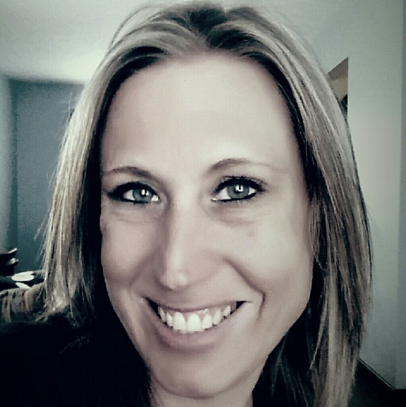 Profile Picture of Lori Feidt (@lafeidt24) on Poshmark
