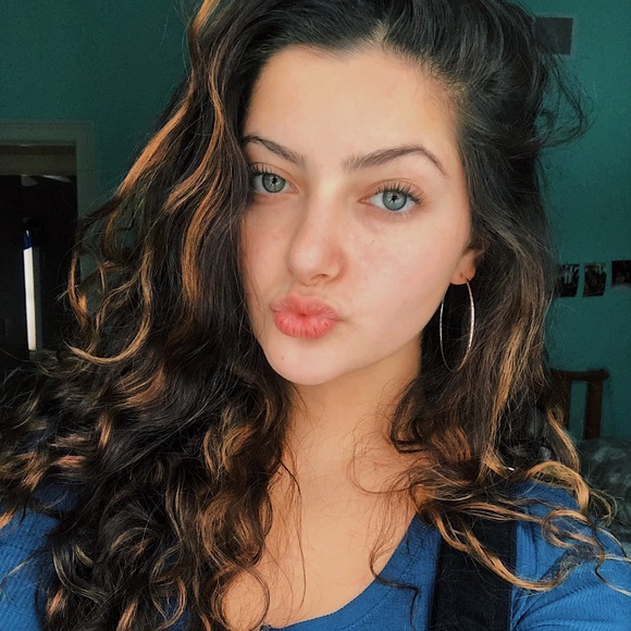 Profile Picture of Stella Shortino (@stellashortino) on Poshmark