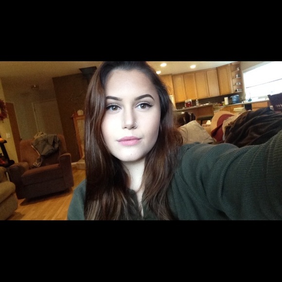 Profile Picture of Kate Findley (@katefindley23) on Poshmark