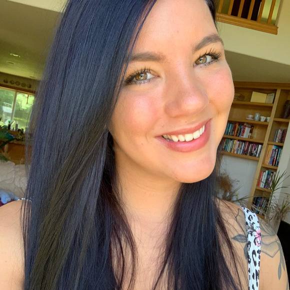 Profile Picture of Nicole Nezbeda (@nynezbeda) on Poshmark