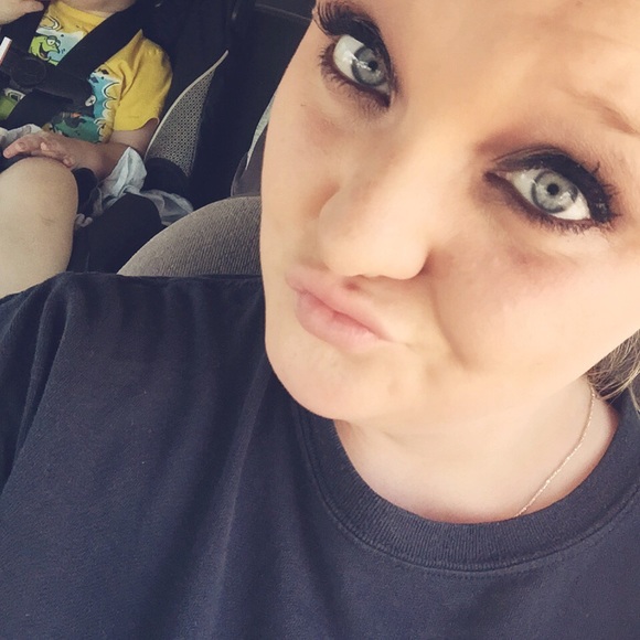 Profile Picture of Breanna Auton (@breanna_auton) on Poshmark