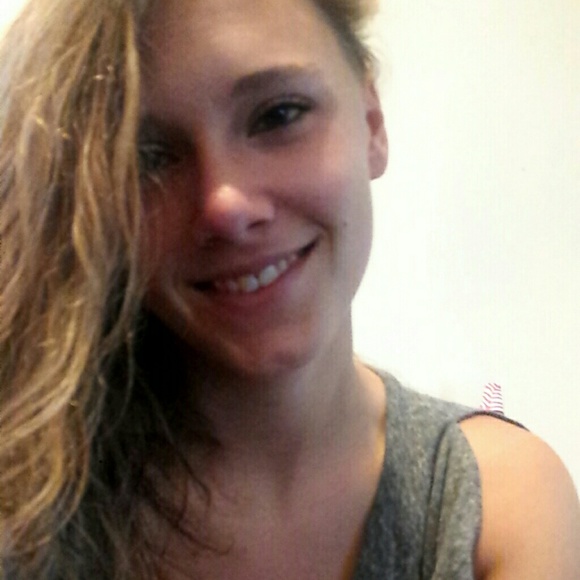 Profile Picture of Trinity Lee (@trinitylee13) on Poshmark