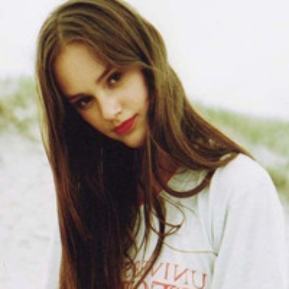 Profile Picture of Leonie Moench (@blasbkareycw64) on Poshmark