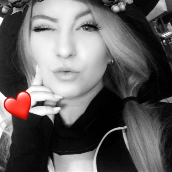 Profile Picture of Chloe Oberbeck (@chloerhiannon) on Poshmark