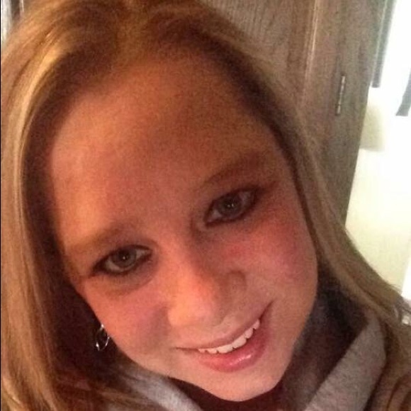 Profile Picture of Shantelle Zeinert (@shani1984) on Poshmark