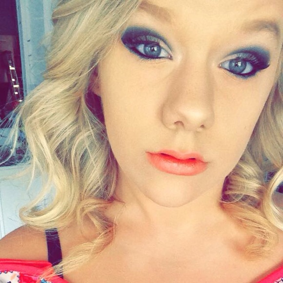 Profile Picture of Kelli Spivey (@kellbell3) on Poshmark