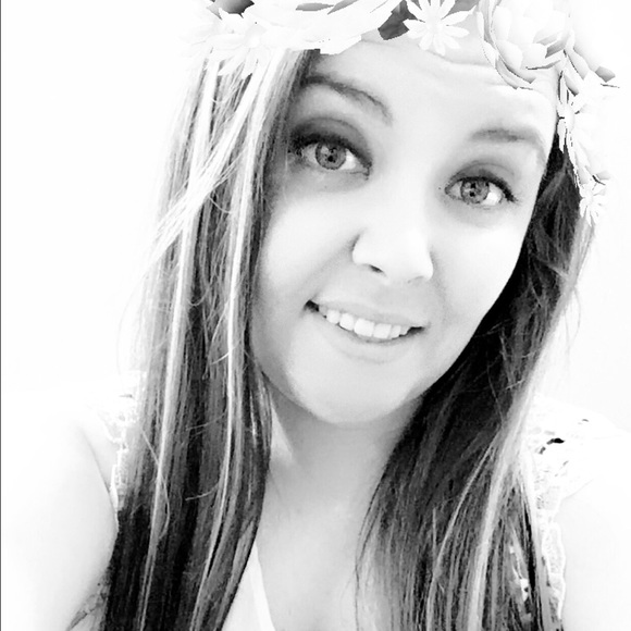 Profile Picture of Maria Fritzler (@marria_nicolee) on Poshmark