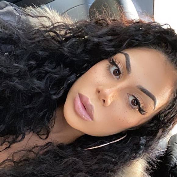 Profile Picture of Cristina Ragolia (@cristinaragolia) on Poshmark