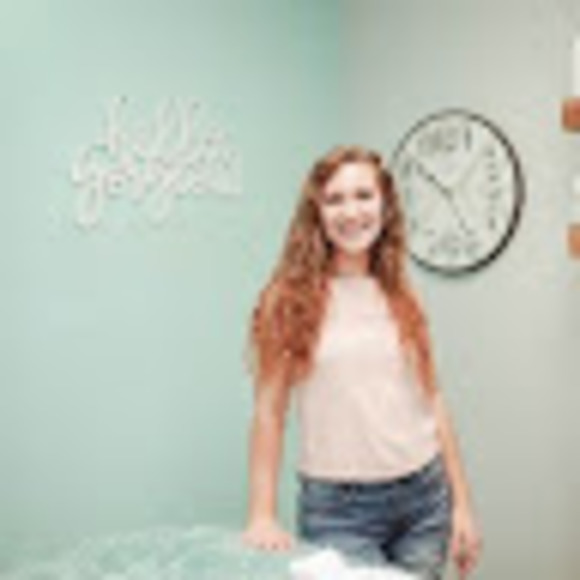 Profile Picture of Linley Mauer (@lmauer7) on Poshmark