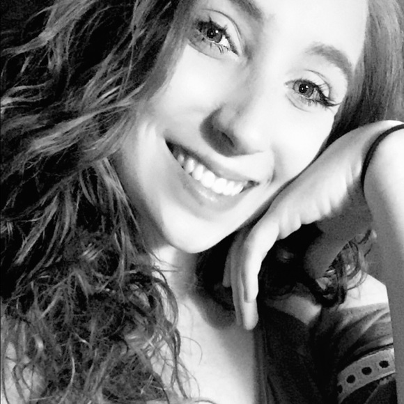 Profile Picture of Brianna Lundy (@briannamarie_19) on Poshmark