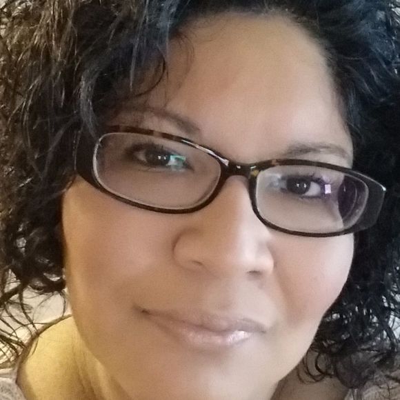Profile Picture of Angie Guzman (@sassyangel917) on Poshmark