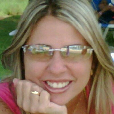 Profile Picture of Lucia Espinoza (@dossolecitos) on Twitter