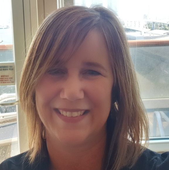 Profile Picture of Lisa Parsons (@lparsonsster) on Poshmark