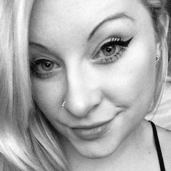 Shawna Noel - Poshmark Profile Picture of Shawna Noel (@shawnalnoel) on Poshmark