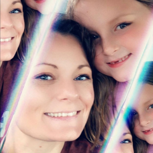 Profile Picture of Cheri 🦄 posh ambassador Leichleiter (@cleichleiter) on Poshmark