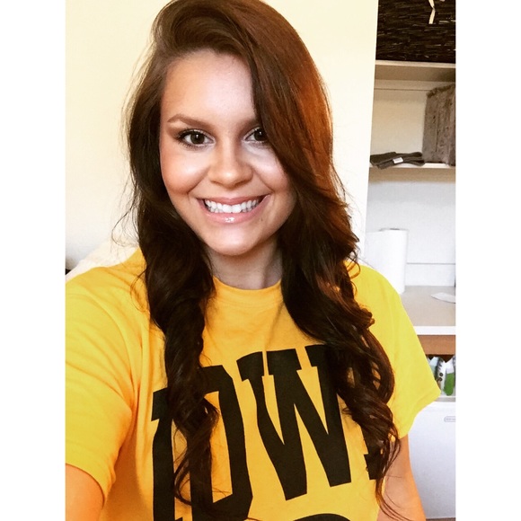 Profile Picture of Madison Valls (@mvalls) on Poshmark
