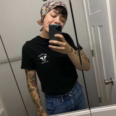 Profile Picture of RaeⓋ (@raelynniffland) on Twitter