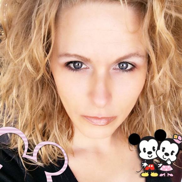 Profile Picture of Melinda Ciolfi (@mikeandmel11) on Poshmark