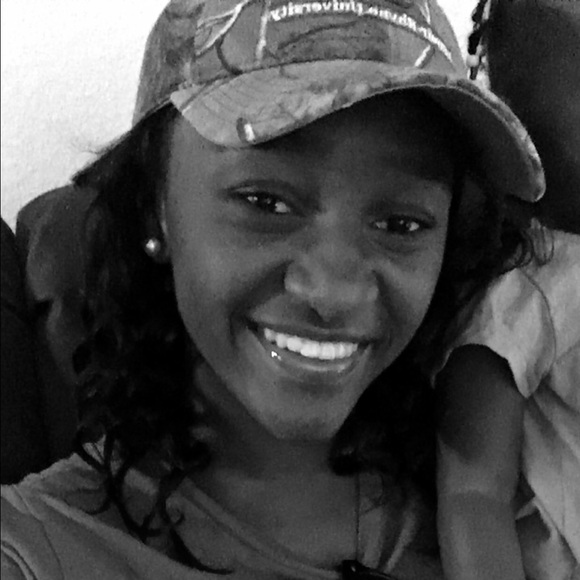 Profile Picture of Amiyah Phillips (@miyah24) on Poshmark