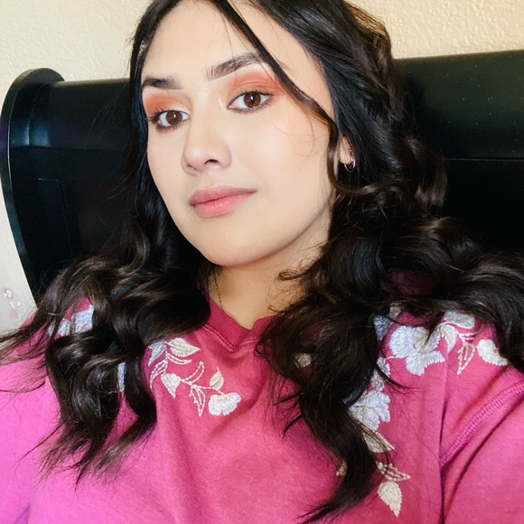 Profile Picture of Gladys Celedon (@gladysceledon) on Poshmark
