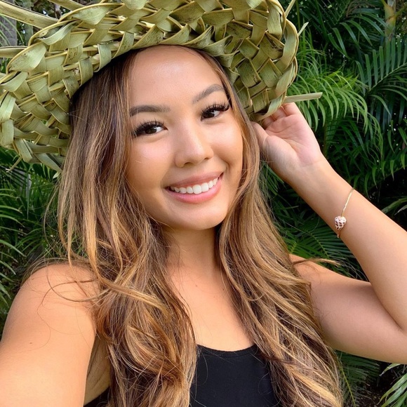 Profile Picture of Brianna Higa (@briannahigaa) on Poshmark