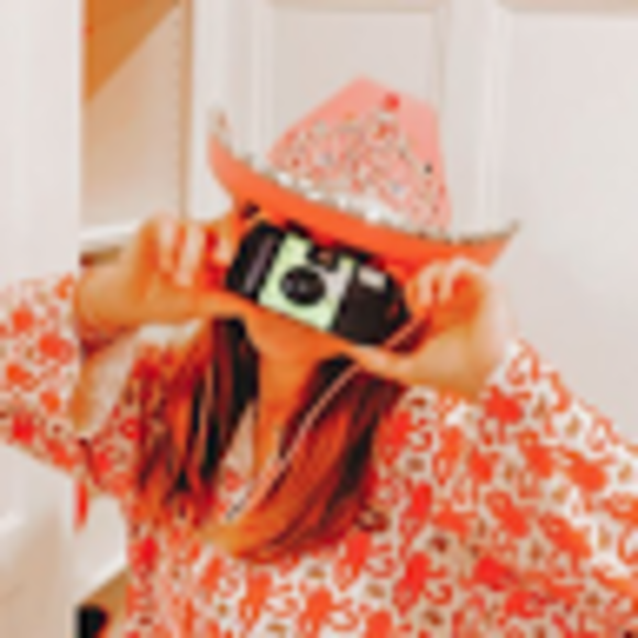 Profile Picture of Ella Riekse (@ellasyourfav) on Poshmark