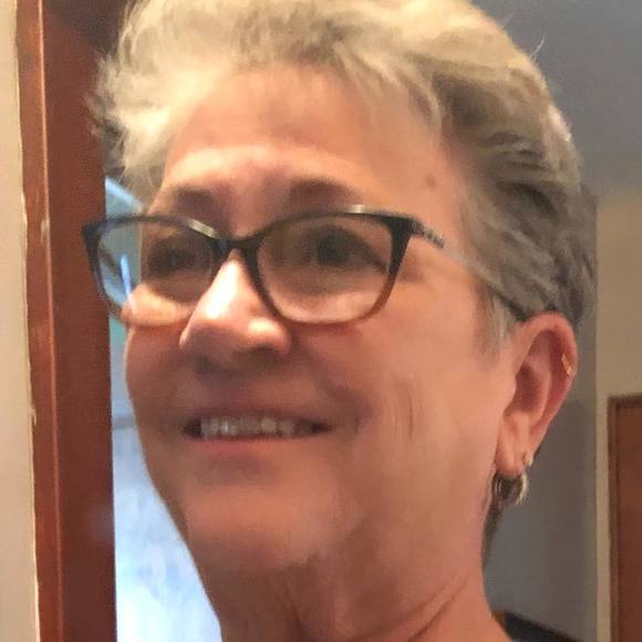 Profile Picture of Alice Anderson (@aliceanderso457) on Poshmark