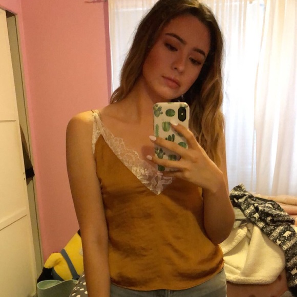 Profile Picture of Silvia Tang (@mangotango1028) on Poshmark