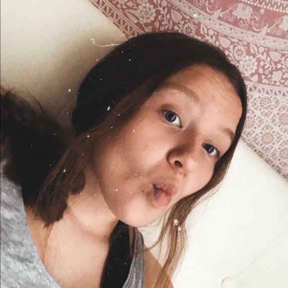 Profile Picture of Keira Schoffler (@fashion_freak10) on Poshmark