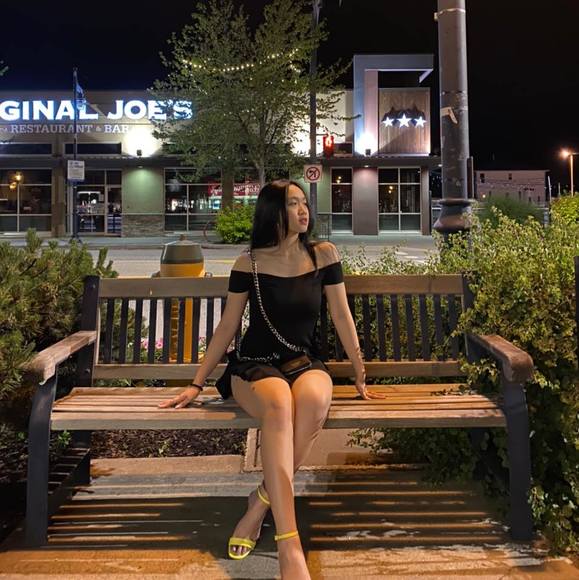 Profile Picture of Huyền Ngọc (@helentran174) on Poshmark