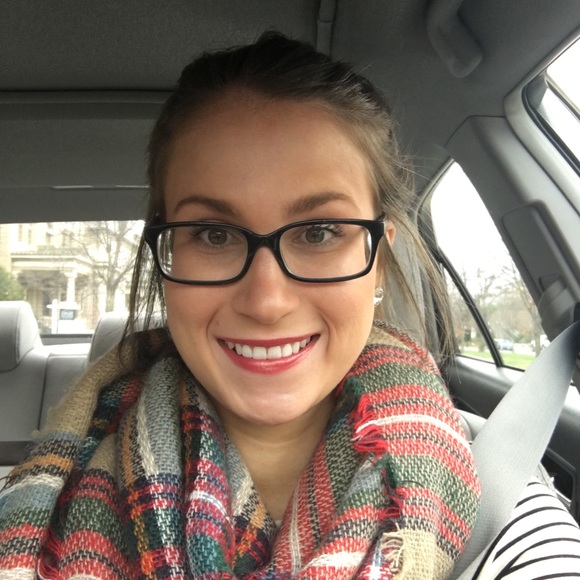 Profile Picture of Sarah Appleton (@sappleton11) on Poshmark