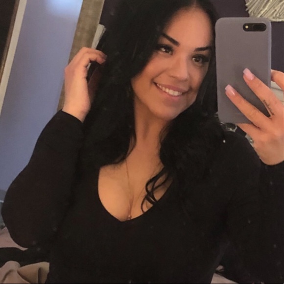 Profile Picture of Valerie Chopak (@valeriechopak) on Poshmark