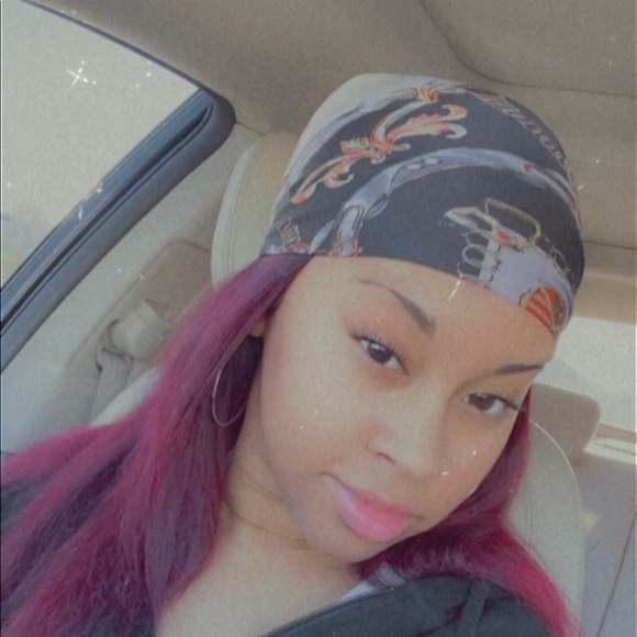 Profile Picture of Tyja Craig (@tyjacraig) on Poshmark