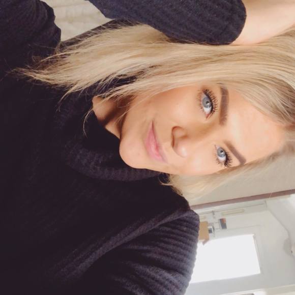 Profile Picture of Emma Tollefson (@emmatollefson) on Poshmark