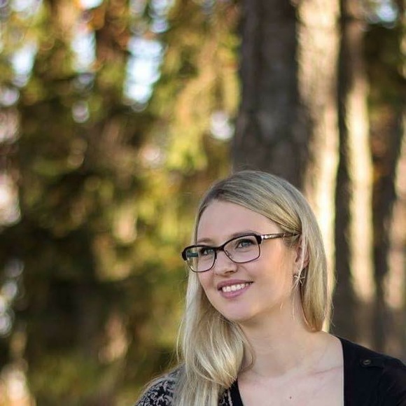 Profile Picture of Dovail Dovail (@brukneee) on Poshmark