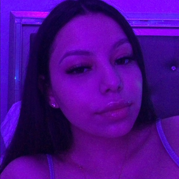 Profile Picture of Denise Peña (@deniseswardrobe) on Poshmark