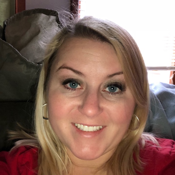 Profile Picture of Angela Sitarski (@asitarski0215) on Poshmark