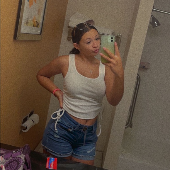 Profile Picture of Sophia Chase (@sophiachase401) on Poshmark