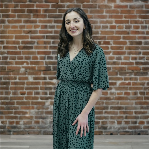 Profile Picture of Mea Tonet (@meatonet) on Poshmark