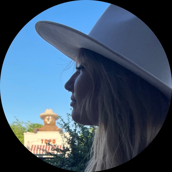 Profile Picture of Ivy Christopher (@dstrizz) on Poshmark