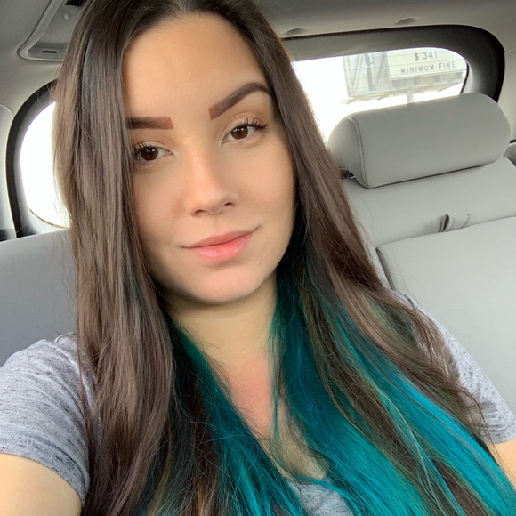 Profile Picture of Jolie Robarts (@dandelionjojo) on Poshmark