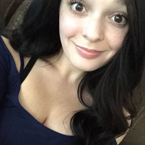 Profile Picture of Ashley Acord (@ashleebashlee14) on Poshmark